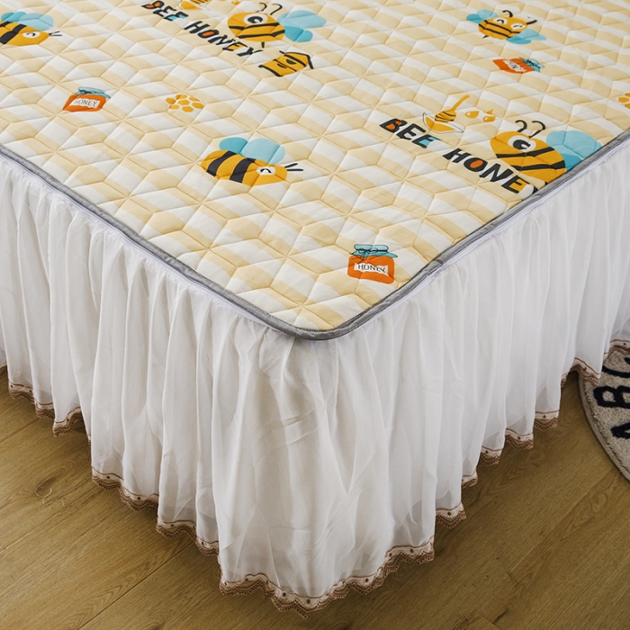 91家纺网 家纺一手货源 找家纺 纽缦家纺 2022新款卡通菱形格床单床裙系列 小蜜蜂