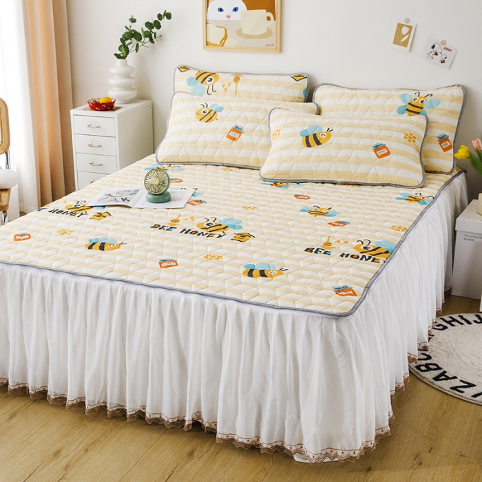 91家纺网 家纺一手货源 找家纺 纽缦家纺 2022新款卡通菱形格床单床裙系列 小蜜蜂