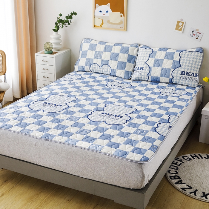 91家纺网 家纺一手货源 找家纺 纽缦家纺 2022新款卡通菱形格床单床裙系列 熊格斯