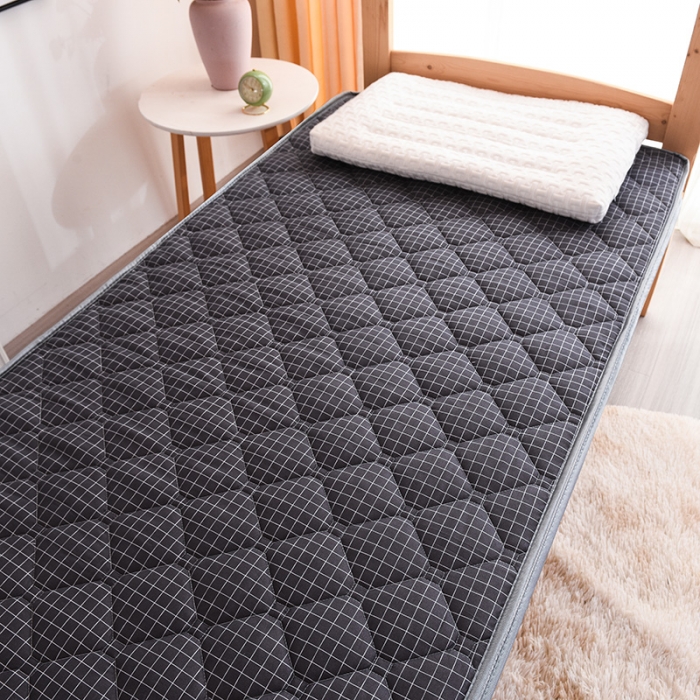 91家纺网 家纺一手货源 找家纺 亿丁点 2023新款磨毛床垫直播印花学生立体款 磨毛立体小黑格