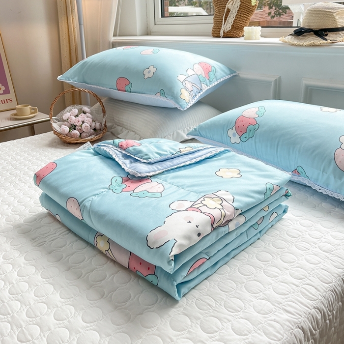 91家纺网 家纺一手货源 找家纺 慕尚 2025新款ins水洗小花边夏被 蓝兔草莓