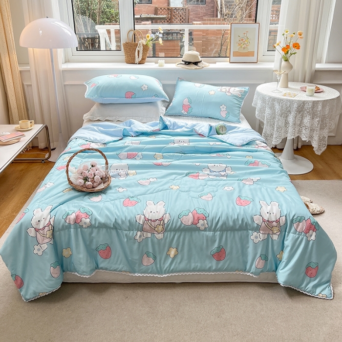 91家纺网 家纺一手货源 找家纺 慕尚 2025新款ins水洗小花边夏被 蓝兔草莓