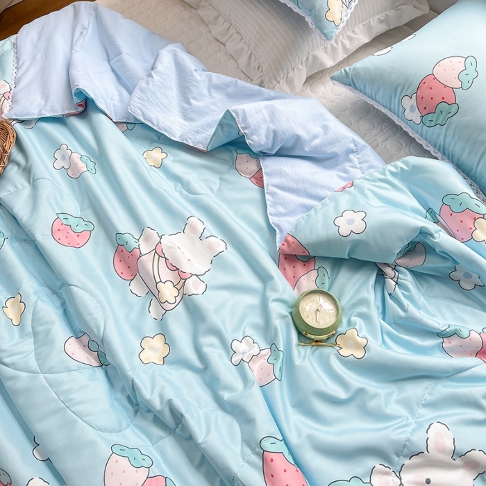 91家纺网 家纺一手货源 找家纺 慕尚 2025新款ins水洗小花边夏被 蓝兔草莓