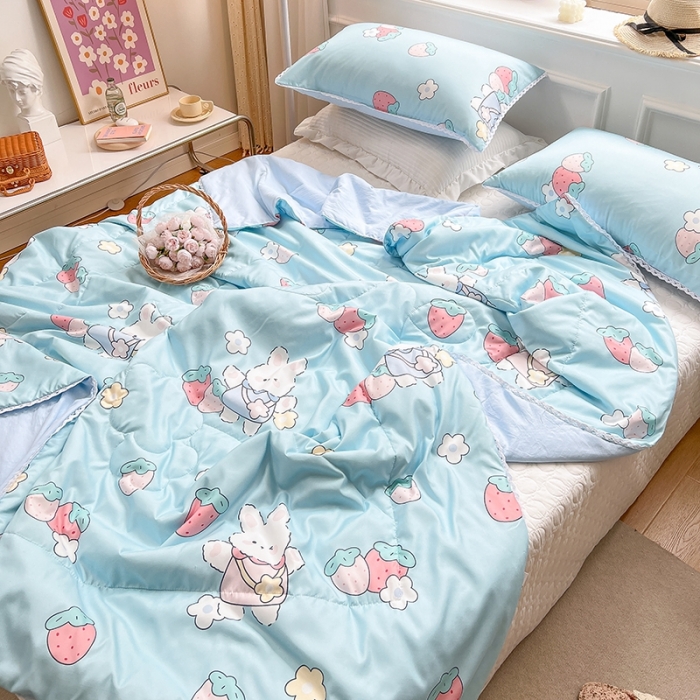 91家纺网 家纺一手货源 找家纺 慕尚 2025新款ins水洗小花边夏被 蓝兔草莓