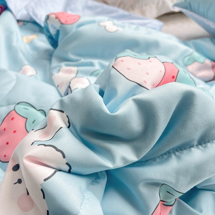 91家纺网 家纺一手货源 找家纺 慕尚 2025新款ins水洗小花边夏被 蓝兔草莓