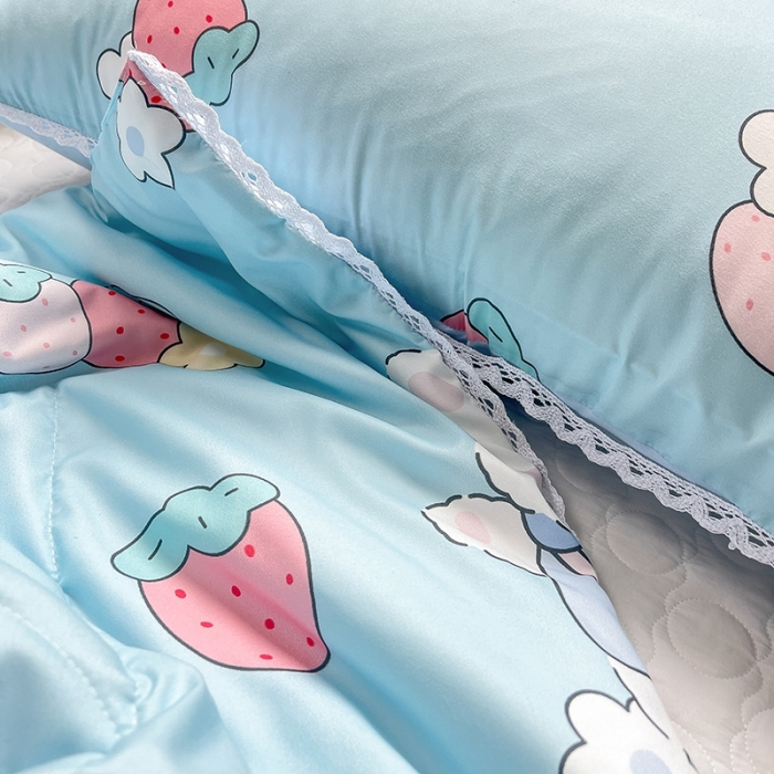 91家纺网 家纺一手货源 找家纺 慕尚 2025新款ins水洗小花边夏被 蓝兔草莓