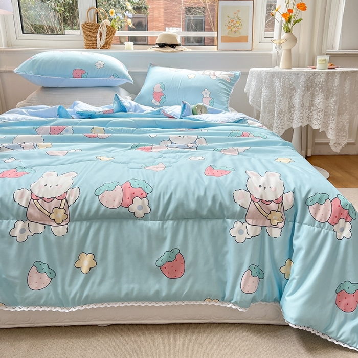 91家纺网 家纺一手货源 找家纺 慕尚 2025新款ins水洗小花边夏被 蓝兔草莓