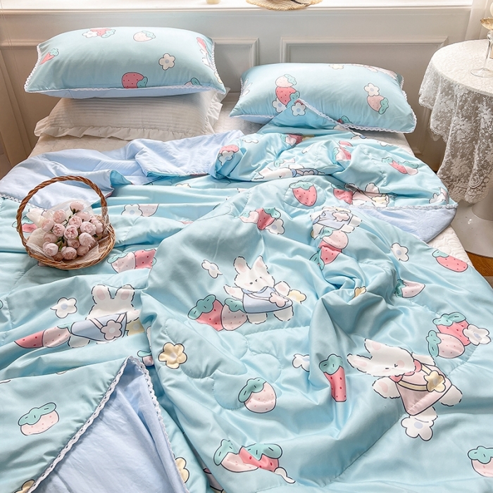 91家纺网 家纺一手货源 找家纺 慕尚 2025新款ins水洗小花边夏被 蓝兔草莓