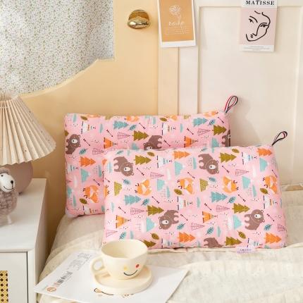 91家纺网 家纺一手货源 找家纺 其乐枕芯2023新款 全棉儿童枕枕芯 魔幻森林-粉