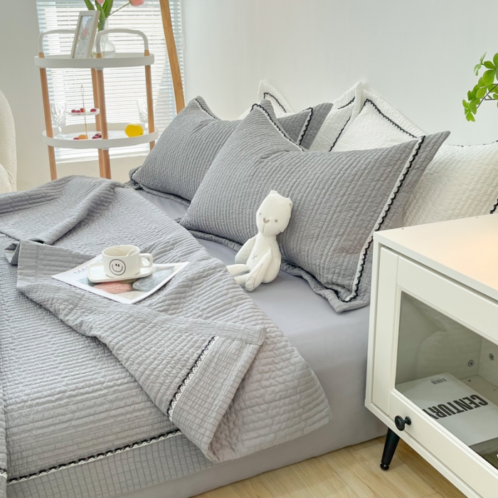 91家纺网 家纺一手货源 找家纺 乐卧2026雅韵蕾丝花边手工花卉夏被四件套简版 麦芽灰-简版