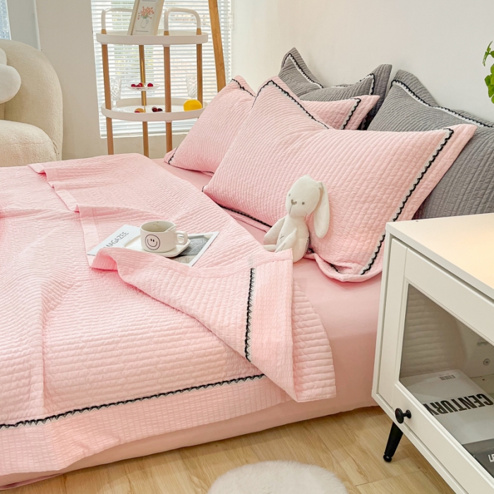 91家纺网 家纺一手货源 找家纺 乐卧2026雅韵蕾丝花边手工花卉夏被四件套简版 樱花粉-简版