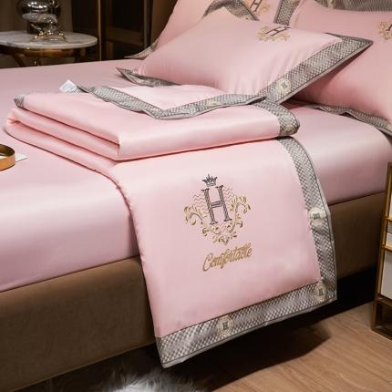 91家纺网 家纺一手货源 找家纺 露梦2025轻奢千鸟格水洗真丝数码印花宽边刺绣夏被四件套 格调-珊瑚粉