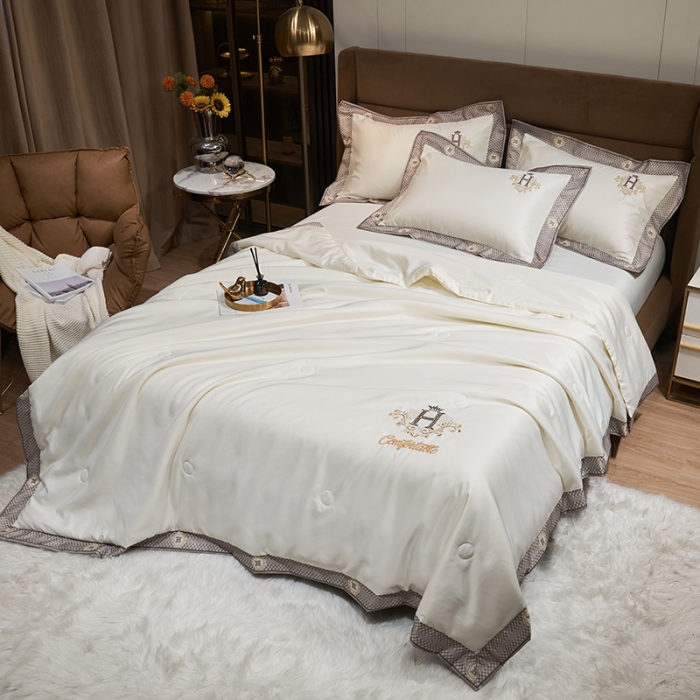 91家纺网 家纺一手货源 找家纺 露梦2025轻奢千鸟格水洗真丝数码印花宽边刺绣夏被四件套格调-贵族白