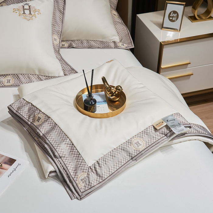 91家纺网 家纺一手货源 找家纺 露梦2025轻奢千鸟格水洗真丝数码印花宽边刺绣夏被四件套格调-贵族白