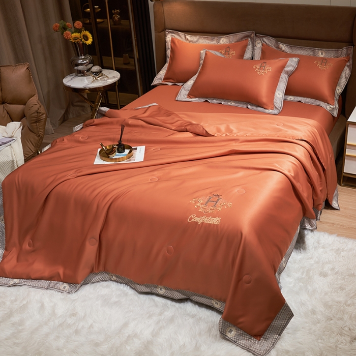 91家纺网 家纺一手货源 找家纺 露梦2025轻奢千鸟格水洗真丝数码印花宽边刺绣夏被四件套格调-秋橘色