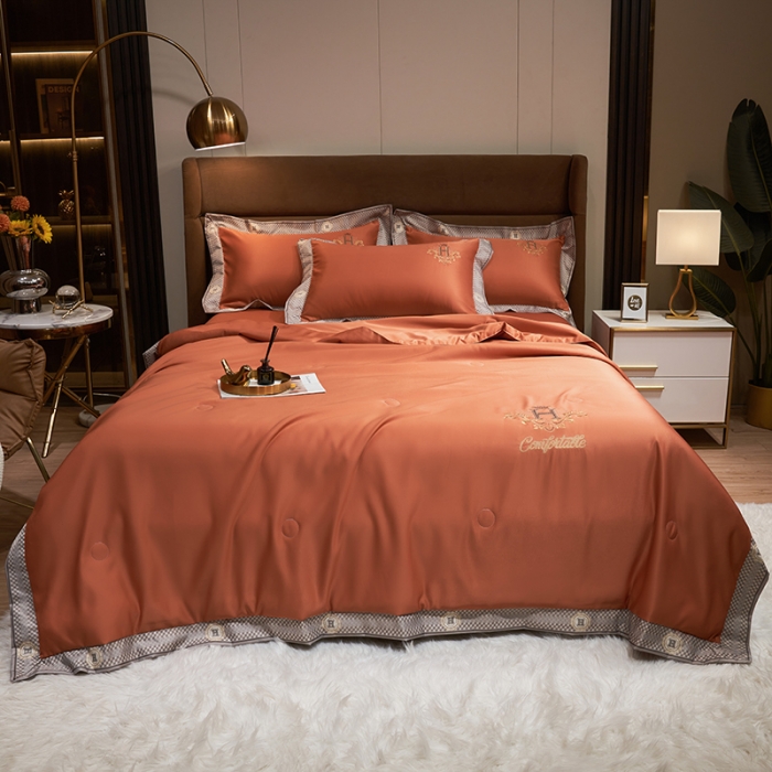 91家纺网 家纺一手货源 找家纺 露梦2025轻奢千鸟格水洗真丝数码印花宽边刺绣夏被四件套格调-秋橘色