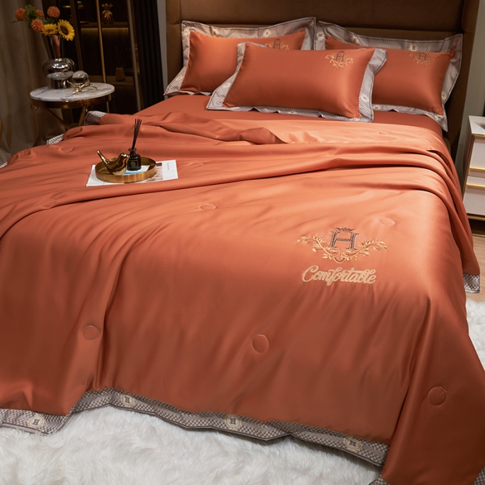 91家纺网 家纺一手货源 找家纺 露梦2025轻奢千鸟格水洗真丝数码印花宽边刺绣夏被四件套格调-秋橘色