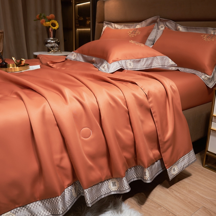 91家纺网 家纺一手货源 找家纺 露梦2025轻奢千鸟格水洗真丝数码印花宽边刺绣夏被四件套格调-秋橘色