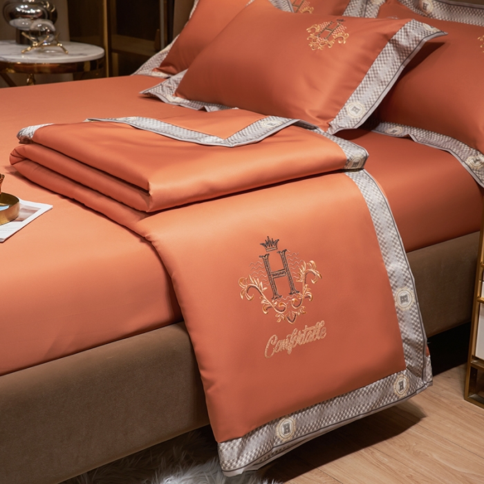 91家纺网 家纺一手货源 找家纺 露梦2025轻奢千鸟格水洗真丝数码印花宽边刺绣夏被四件套格调-秋橘色