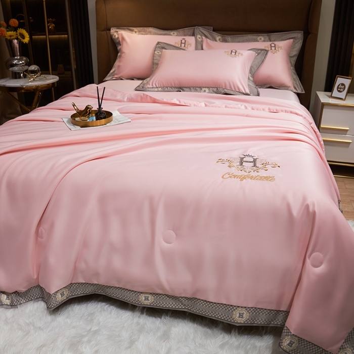91家纺网 家纺一手货源 找家纺 露梦2025轻奢千鸟格水洗真丝数码印花宽边刺绣夏被四件套 格调-珊瑚粉