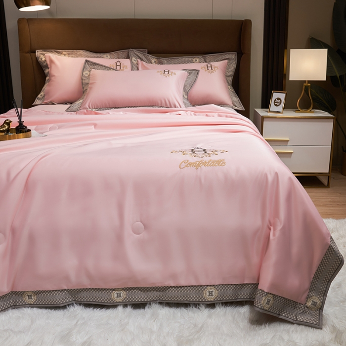 91家纺网 家纺一手货源 找家纺 露梦2025轻奢千鸟格水洗真丝数码印花宽边刺绣夏被四件套 格调-珊瑚粉