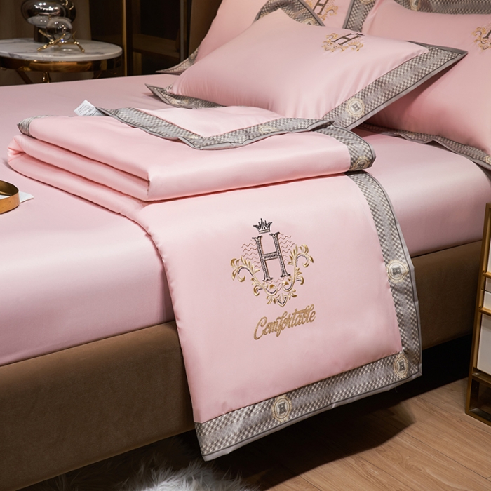 91家纺网 家纺一手货源 找家纺 露梦2025轻奢千鸟格水洗真丝数码印花宽边刺绣夏被四件套 格调-珊瑚粉