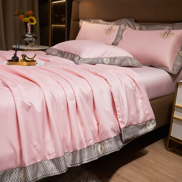 91家纺网 家纺一手货源 找家纺 露梦2025轻奢千鸟格水洗真丝数码印花宽边刺绣夏被四件套 格调-珊瑚粉