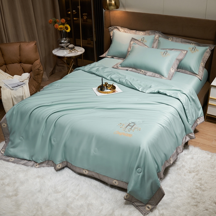 91家纺网 家纺一手货源 找家纺 露梦 2025轻奢千鸟格水洗真丝数码印花宽边刺绣夏被四件套 格调-水绿