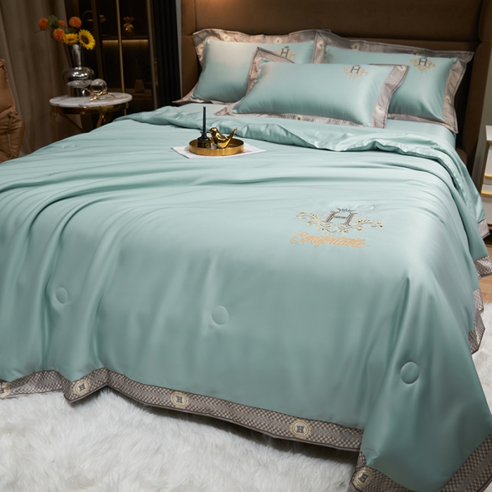 91家纺网 家纺一手货源 找家纺 露梦 2025轻奢千鸟格水洗真丝数码印花宽边刺绣夏被四件套 格调-水绿