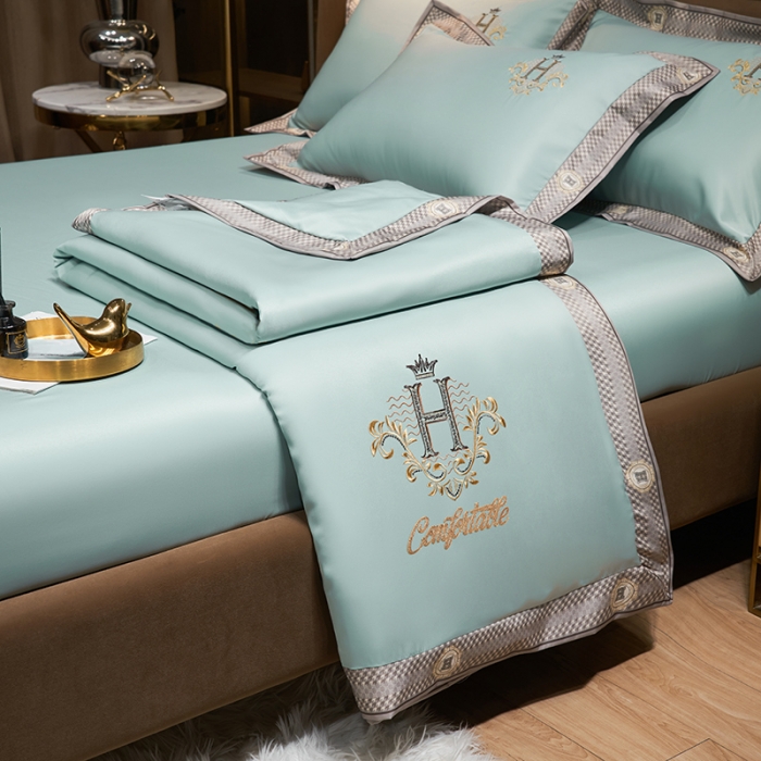 91家纺网 家纺一手货源 找家纺 露梦 2025轻奢千鸟格水洗真丝数码印花宽边刺绣夏被四件套 格调-水绿