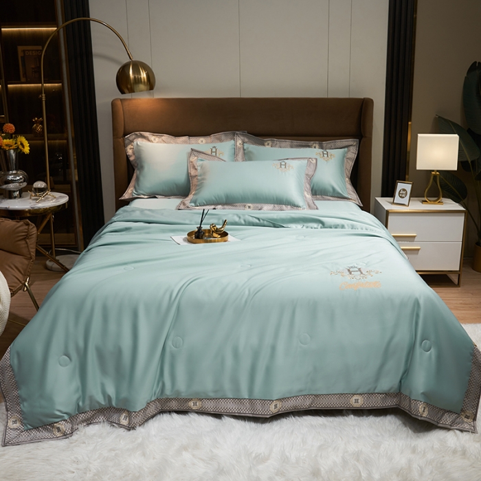 91家纺网 家纺一手货源 找家纺 露梦 2025轻奢千鸟格水洗真丝数码印花宽边刺绣夏被四件套 格调-水绿