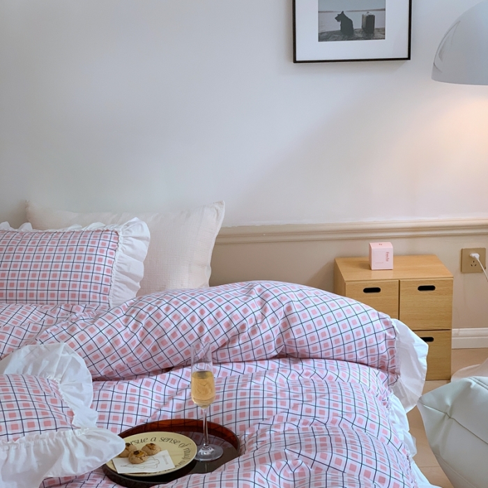 91家纺网 家纺一手货源 找家纺 昔可2022新款花边格子系列四件套 士多啤梨粉