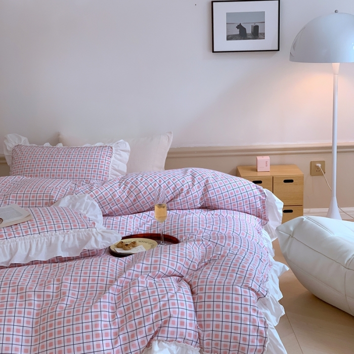 91家纺网 家纺一手货源 找家纺 昔可2022新款花边格子系列四件套 士多啤梨粉