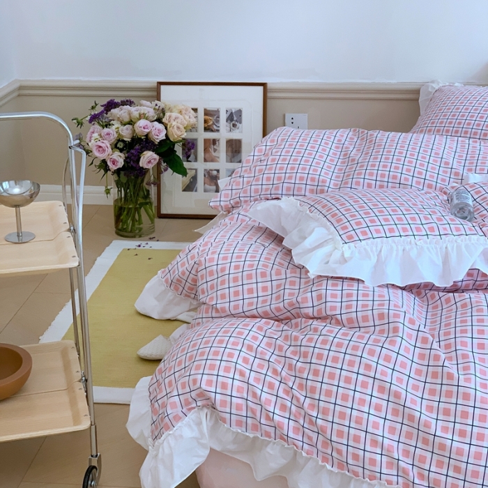 91家纺网 家纺一手货源 找家纺 昔可2022新款花边格子系列四件套 士多啤梨粉