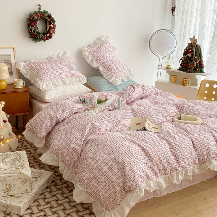 91家纺网 家纺一手货源 找家纺 昔可2022新款花边格子系列四件套 士多啤梨粉