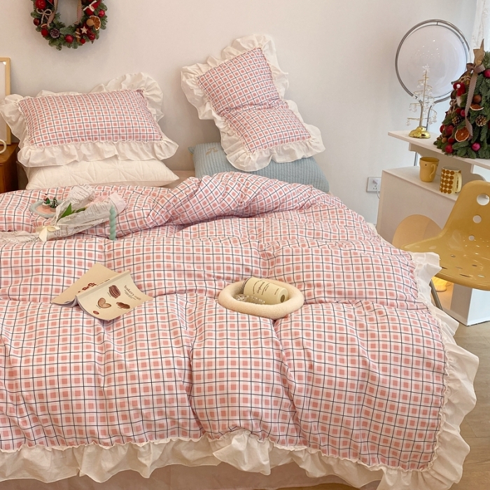 91家纺网 家纺一手货源 找家纺 昔可2022新款花边格子系列四件套 士多啤梨粉