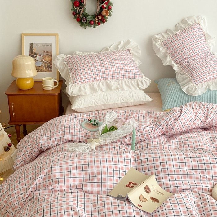 91家纺网 家纺一手货源 找家纺 昔可2022新款花边格子系列四件套 士多啤梨粉