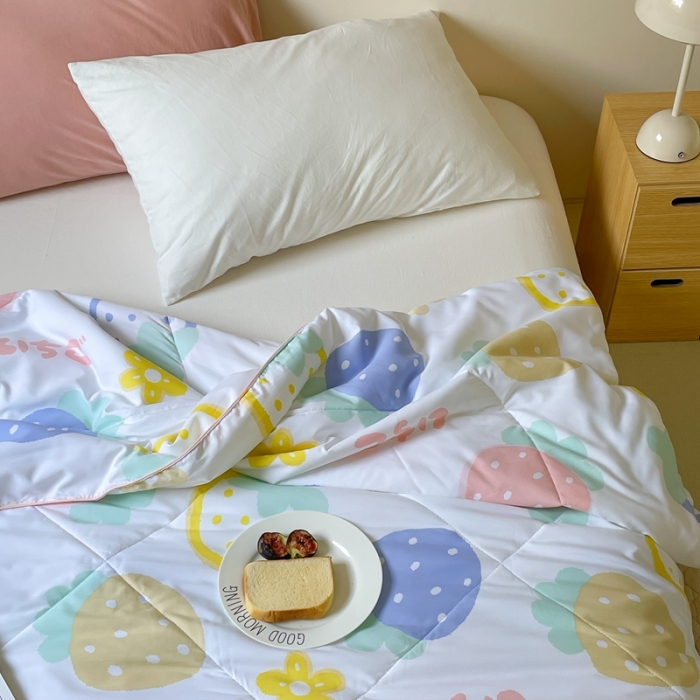 91家纺网 家纺一手货源 找家纺 星期八 2022新款A类水洗棉大豆夏被被子被芯 草莓