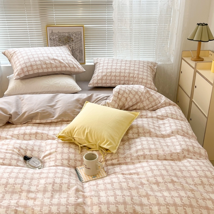 91家纺网 家纺一手货源 找家纺 昔可2022新款印花全棉四件套跑量款 涂鸦千鸟格粉