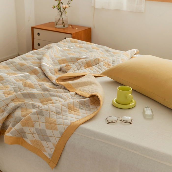 91家纺网 家纺一手货源 找家纺 吾秀家居 2022新款高端全棉针织提花毯菱格黄