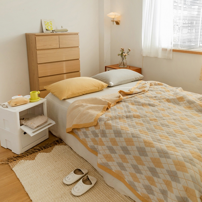 91家纺网 家纺一手货源 找家纺 吾秀家居 2022新款高端全棉针织提花毯菱格黄