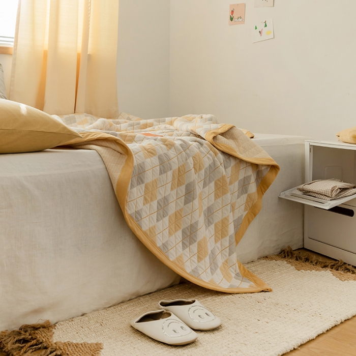 91家纺网 家纺一手货源 找家纺 吾秀家居 2022新款高端全棉针织提花毯菱格黄