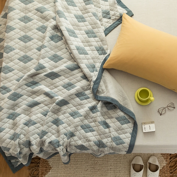 91家纺网 家纺一手货源 找家纺 吾秀家居 2022新款高端全棉针织提花毯 菱格蓝