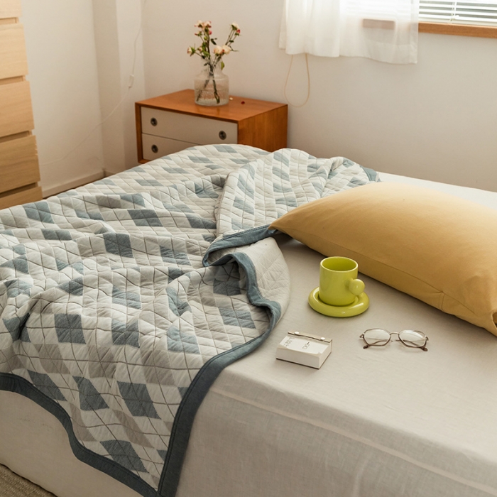 91家纺网 家纺一手货源 找家纺 吾秀家居 2022新款高端全棉针织提花毯 菱格蓝