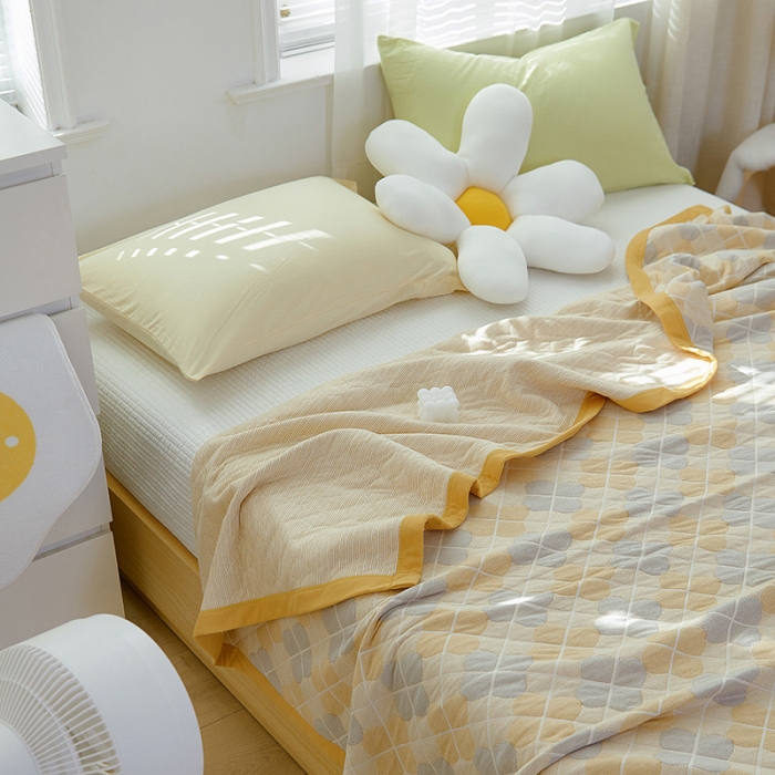 91家纺网 家纺一手货源 找家纺 吾秀家居 2022新款高端全棉针织提花毯四叶草黄