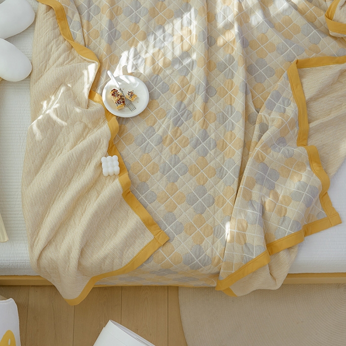 91家纺网 家纺一手货源 找家纺 吾秀家居 2022新款高端全棉针织提花毯四叶草黄