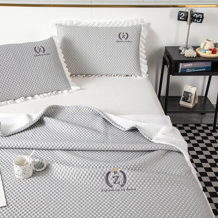 91家纺网 家纺一手货源 找家纺 佳居缘 2022新款冰豆豆冷感床裙款凉席三件套 典雅灰