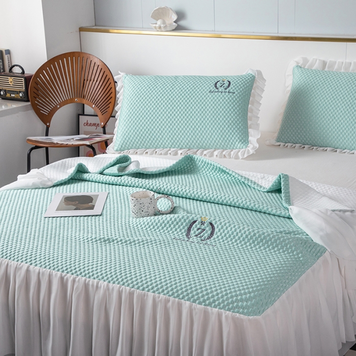 91家纺网 家纺一手货源 找家纺 佳居缘 2022新款冰豆豆冷感床裙款凉席三件套 清雅绿