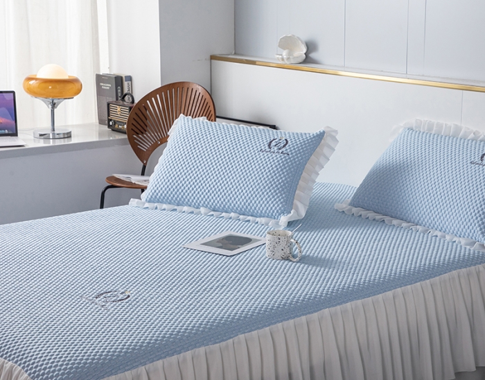 91家纺网 家纺一手货源 找家纺 佳居缘 2022新款冰豆豆冷感床裙款凉席三件套 天空蓝