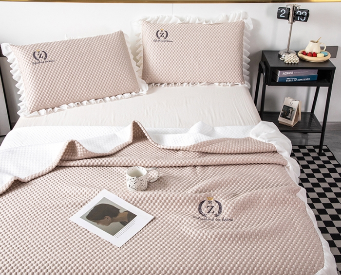 91家纺网 家纺一手货源 找家纺 佳居缘 2022新款冰豆豆冷感床裙款凉席三件套 香芋粉